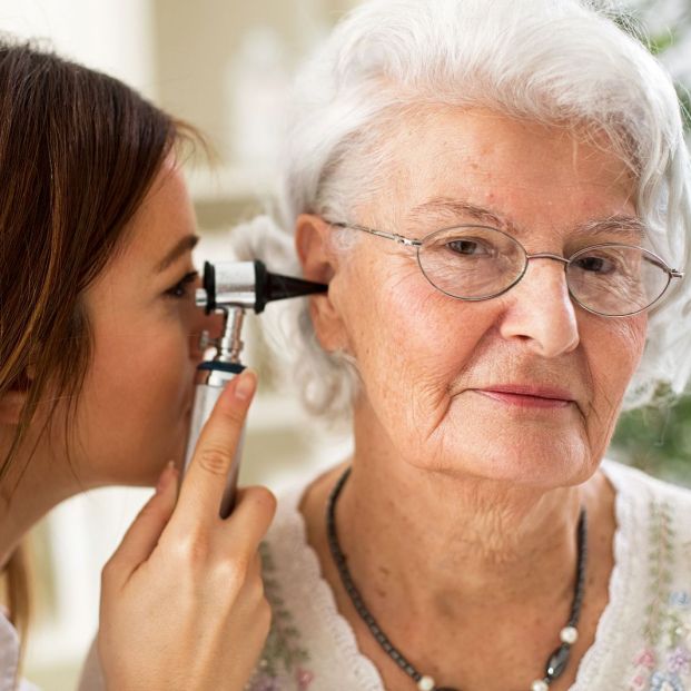 Los mayores también son propensos a sufrir otitis en verano