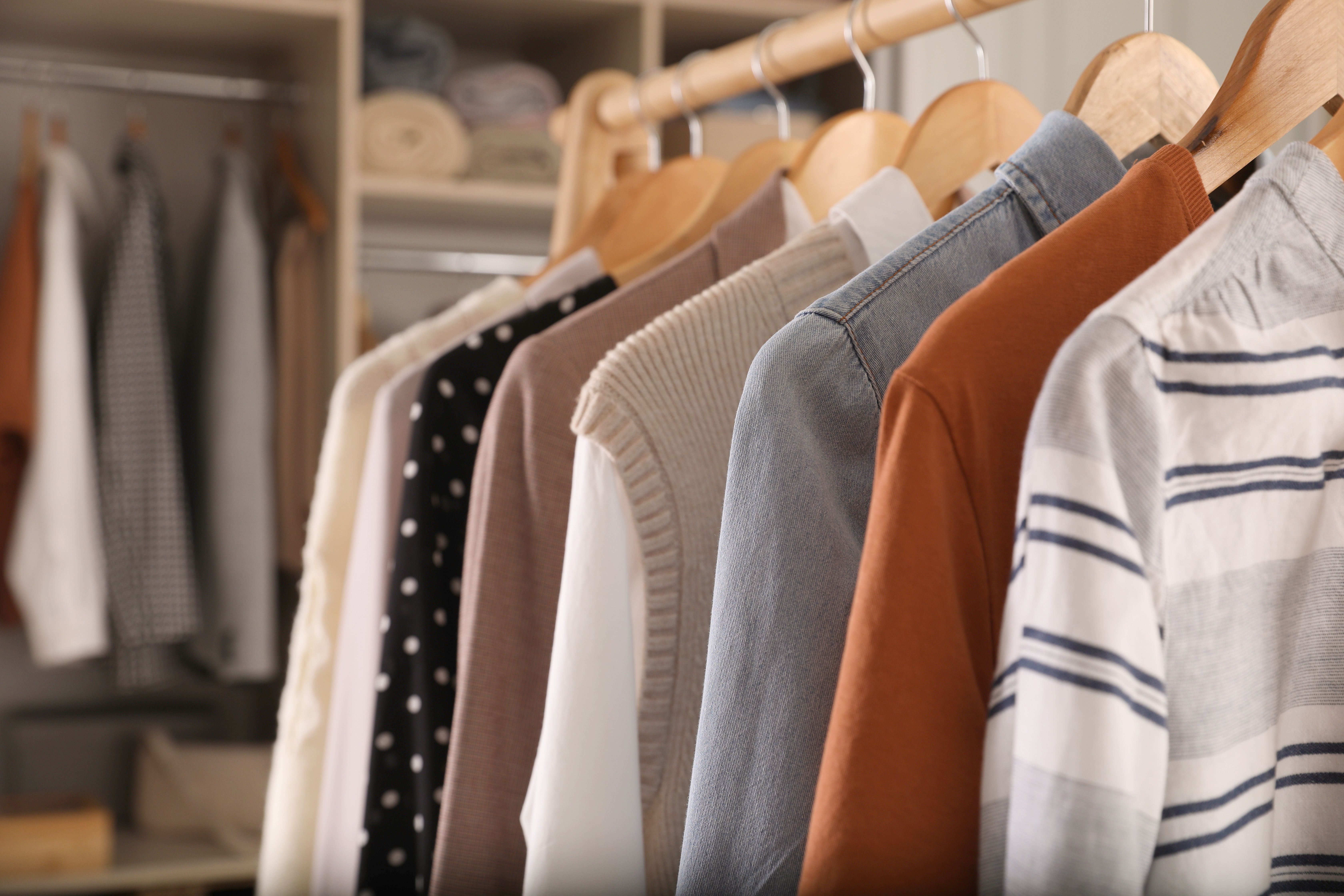 VÍDEO: Cómo guardar las prendas largas en el armario para evitar que se arruguen