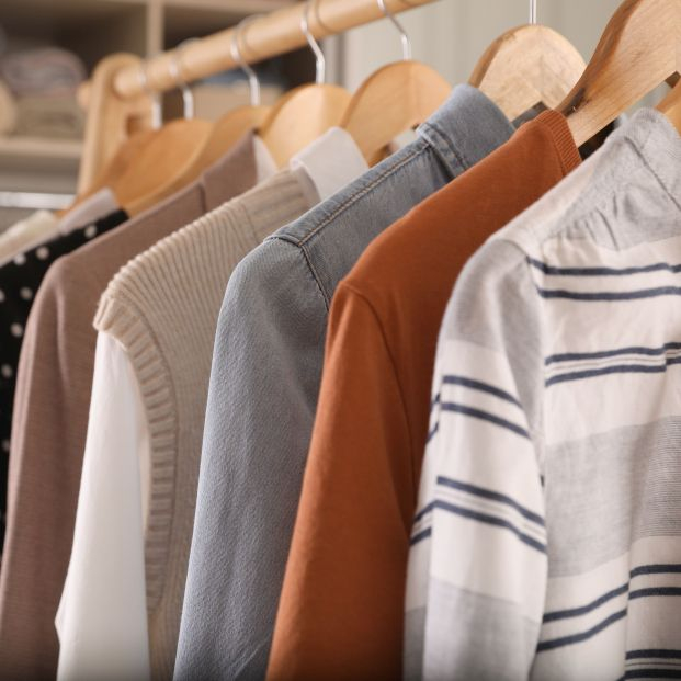 VÍDEO: Cómo guardar las prendas largas en el armario para evitar que se arruguen