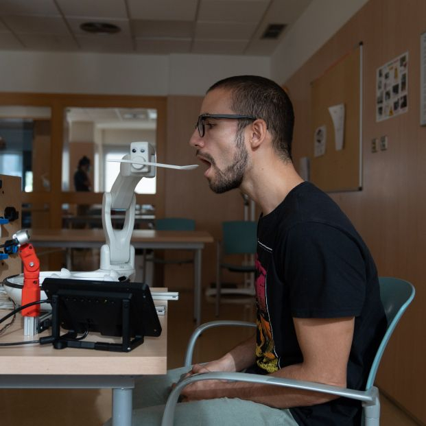 Diseñan un brazo robótico que ayuda a comer a personas dependientes