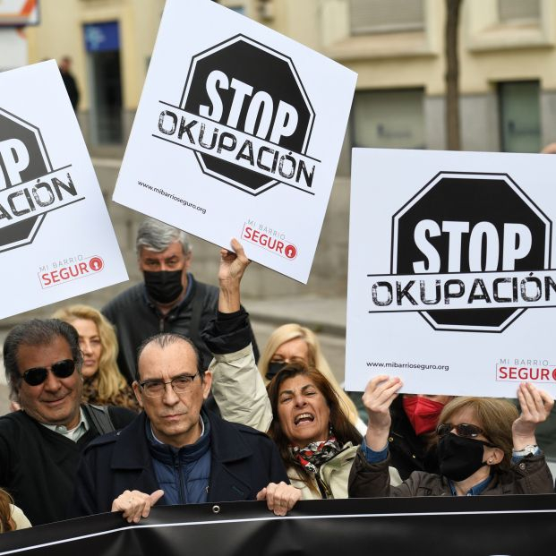 EuropaPress 4344875 varias personas pancartas rezan stop okupacion concentracion apoyo EuropaPress 4344875 varias personas pancartas rezan stop okupacion concentracion apoyo