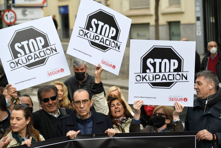 EuropaPress 4344875 varias personas pancartas rezan stop okupacion concentracion apoyo