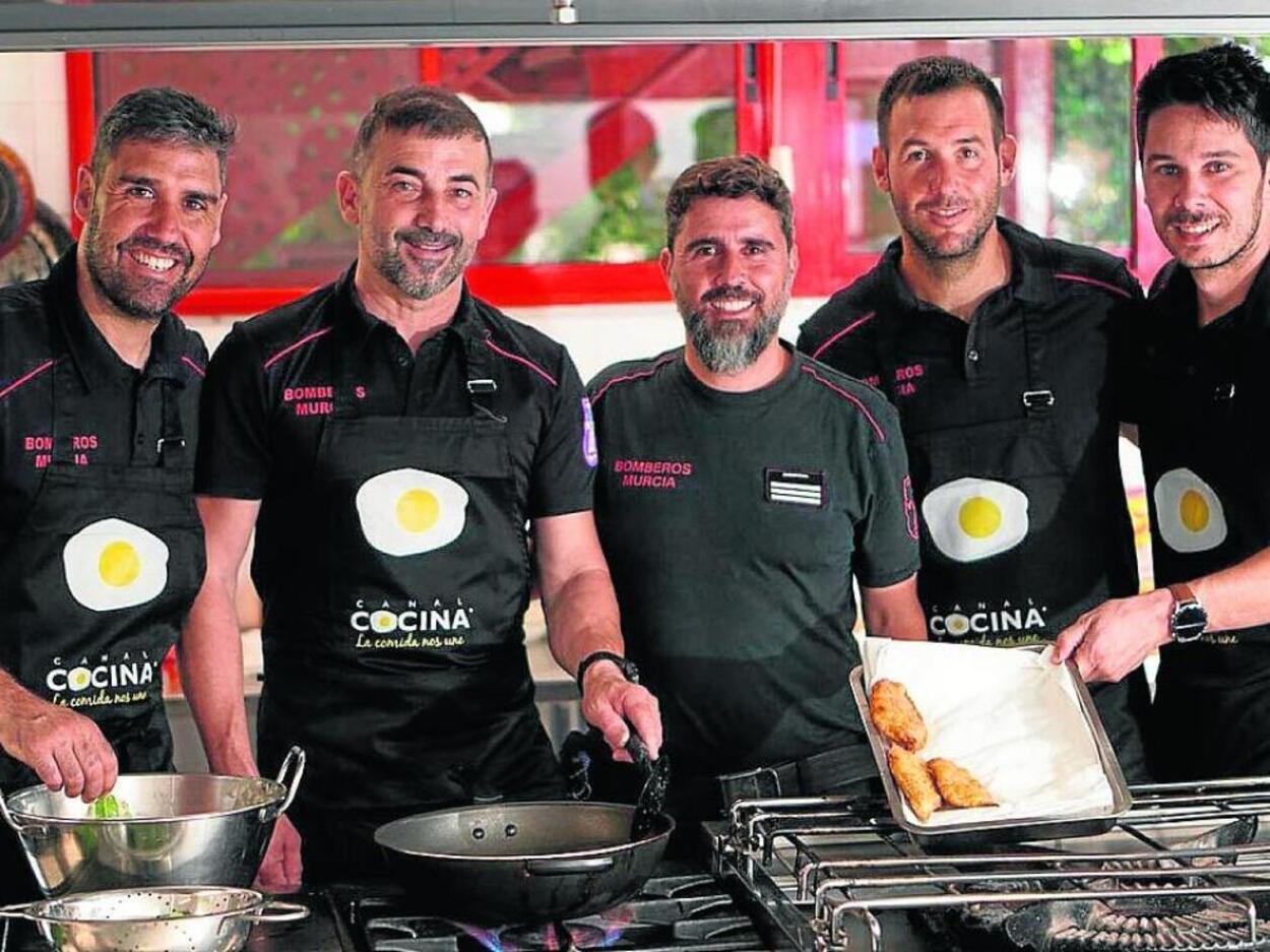 LLos bomberos de Murcia dan el salto a la televisión para dar a conocer la gastronomía de la Región