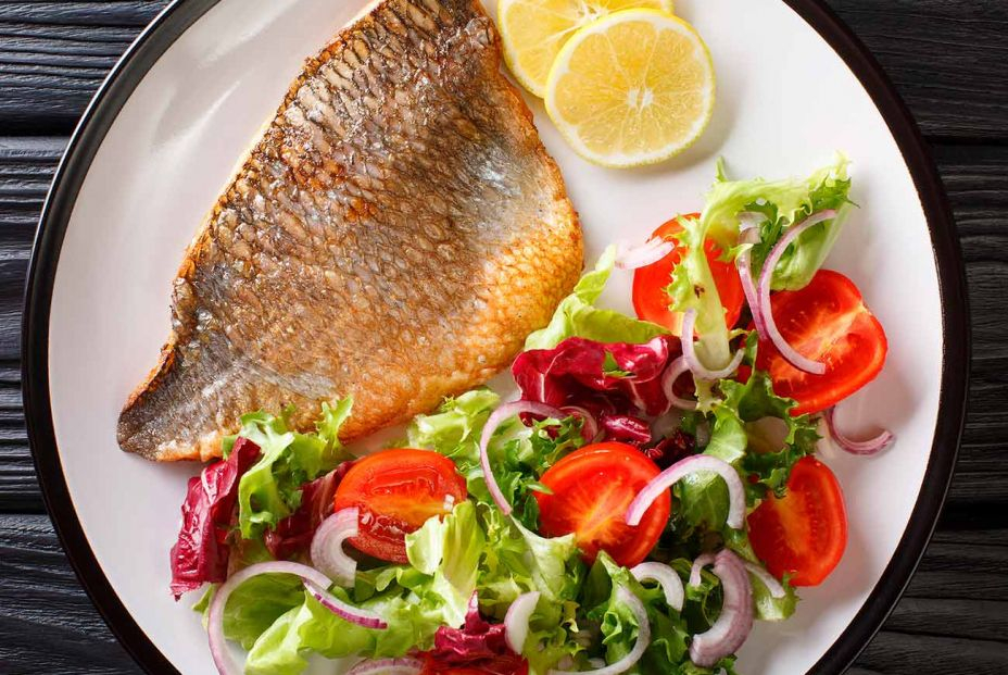 Receta de dorada a la plancha con ensalada ligera. Foto: Bigstock