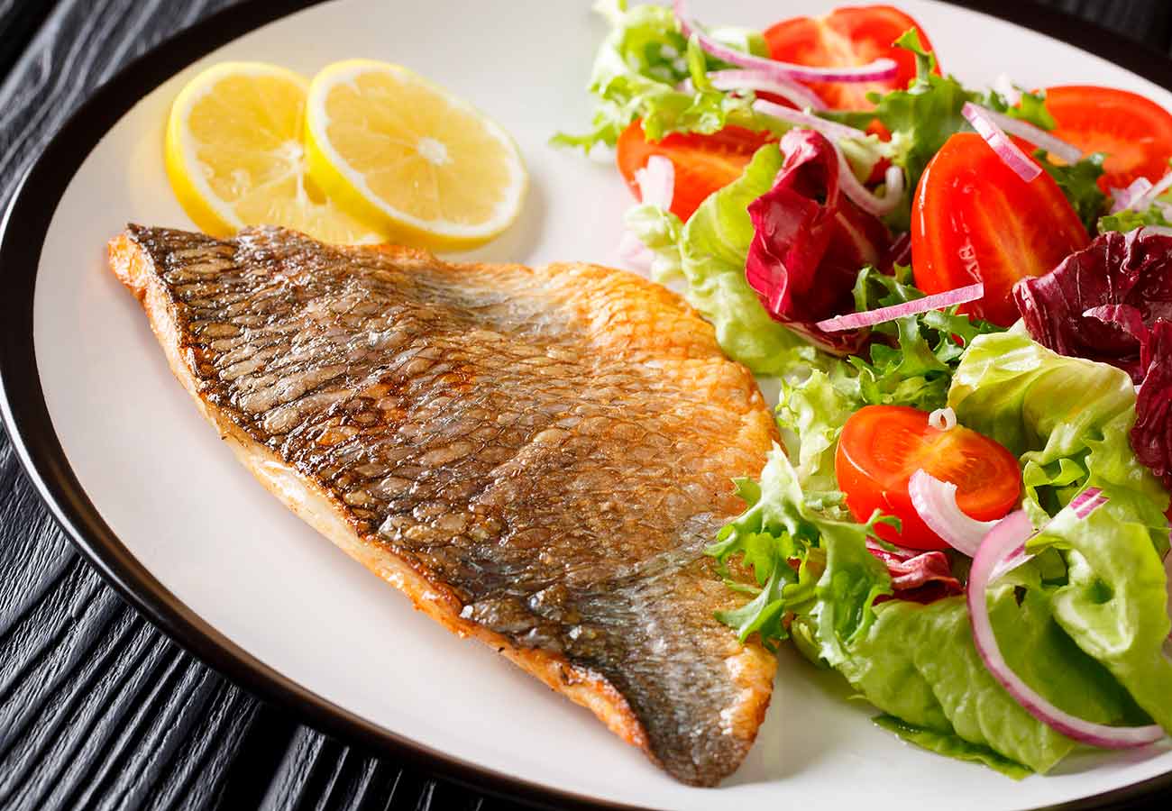 Receta de dorada a la plancha con ensalada ligera. Foto: Bigstock