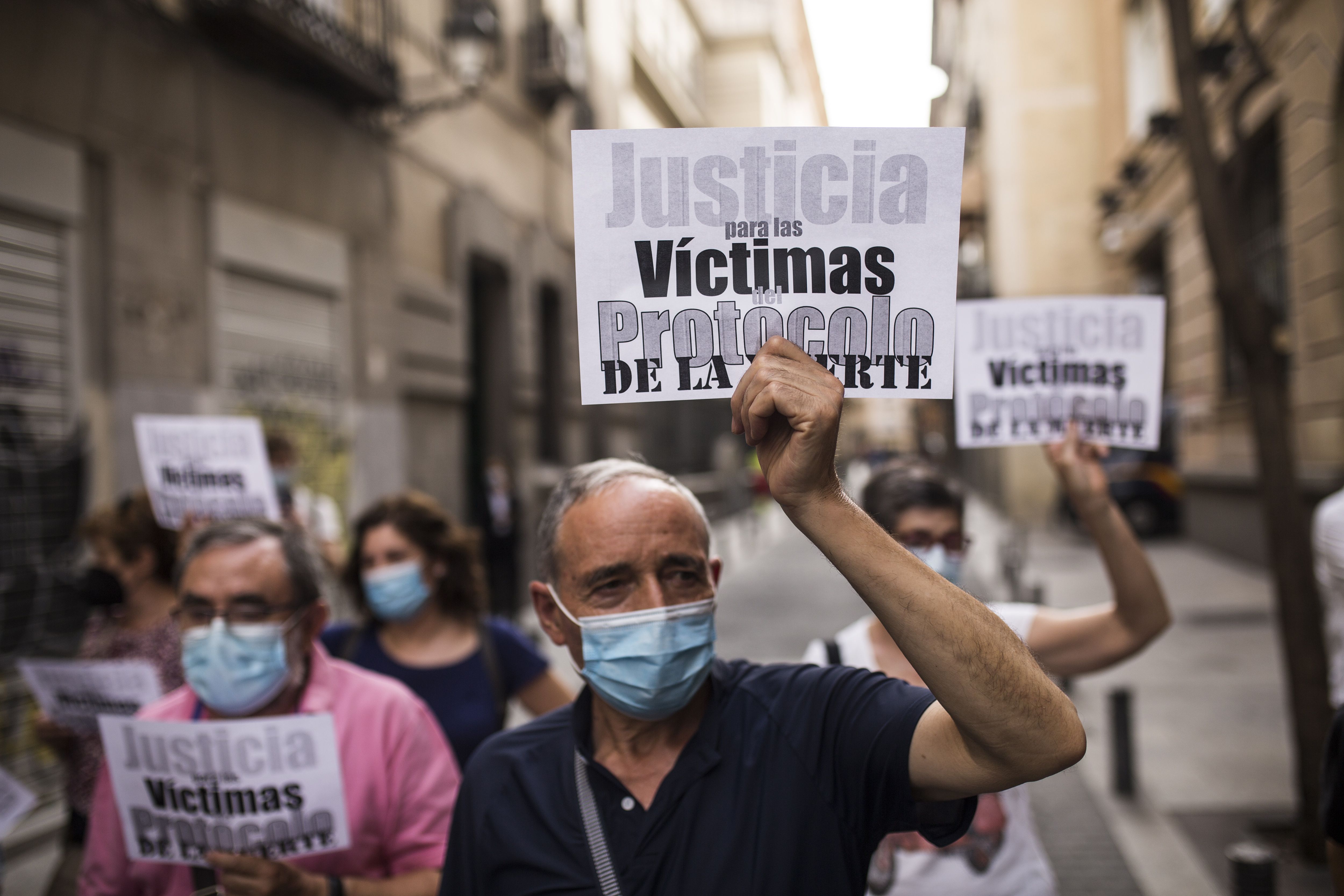 Familiares de los fallecidos en residencias exigen a la Fiscalía de Madrid sanciones a sus fiscales