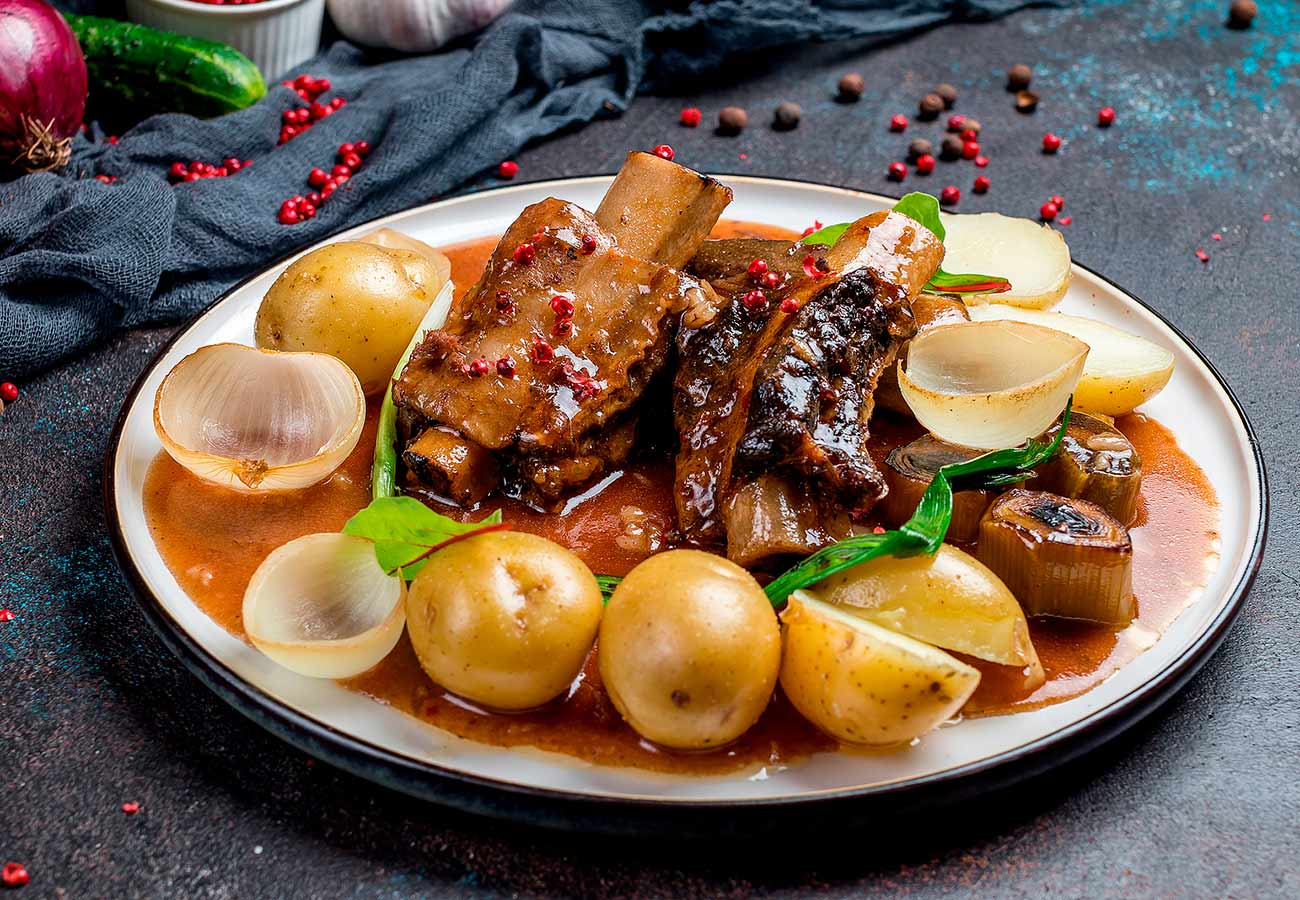 Receta de costillas de cerdo al horno con patatas, puerros y cebolla