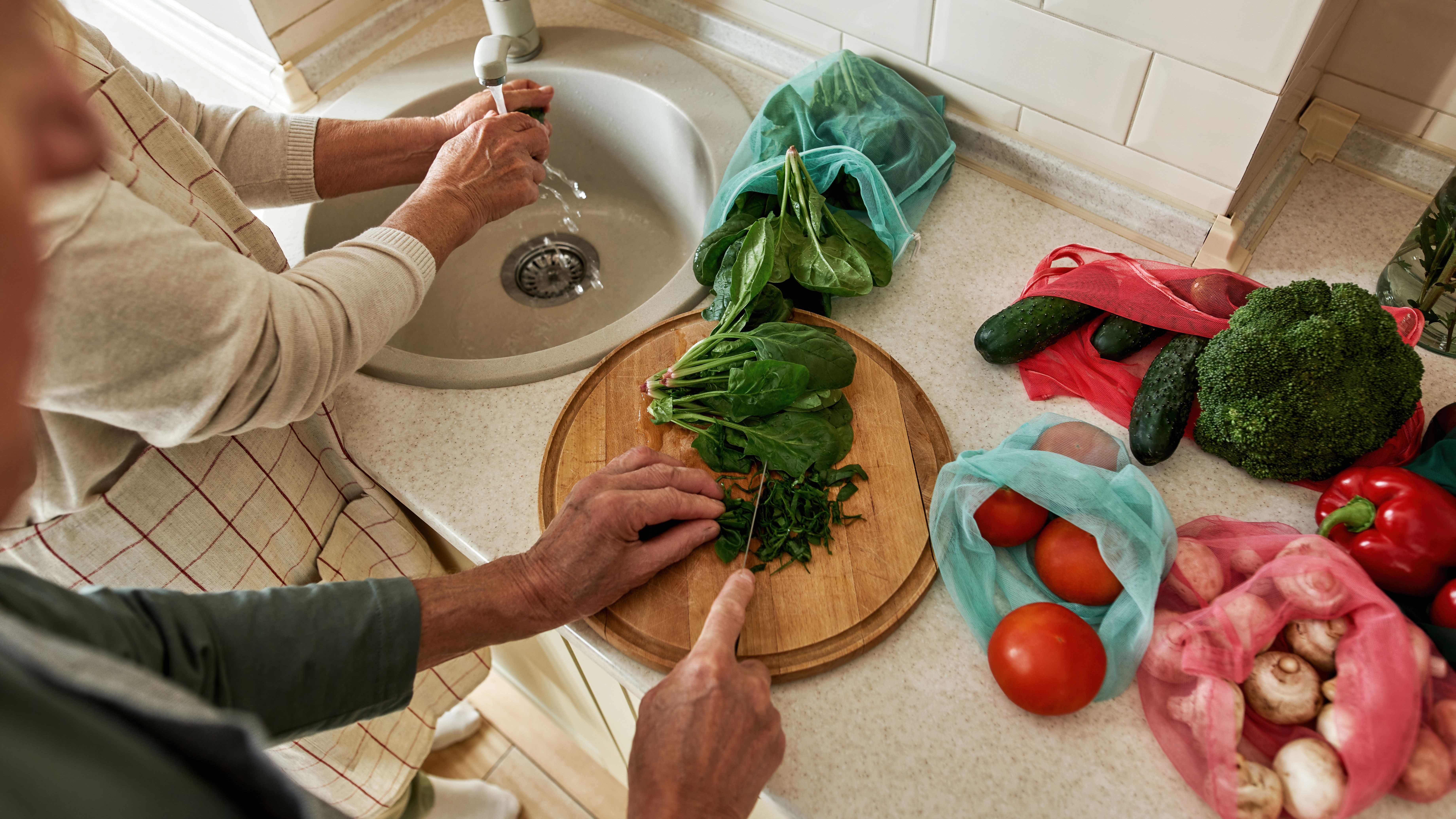 Trucos para mantener una buena higiene en la cocina y evitar intoxicaciones. Foto: Bigstock