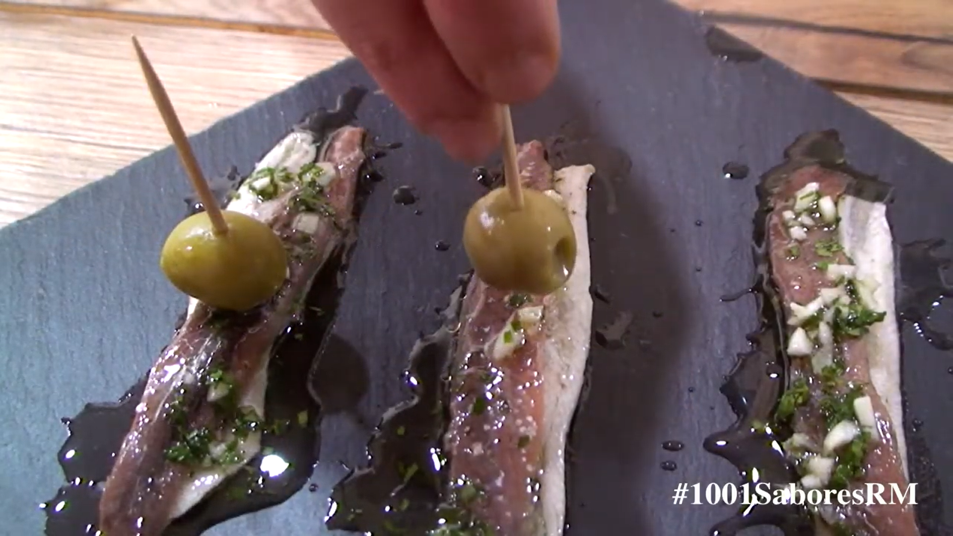 Vídeo receta de matrimonio, el aperitivo por excelencia con anchoa y boquerones en vinagre