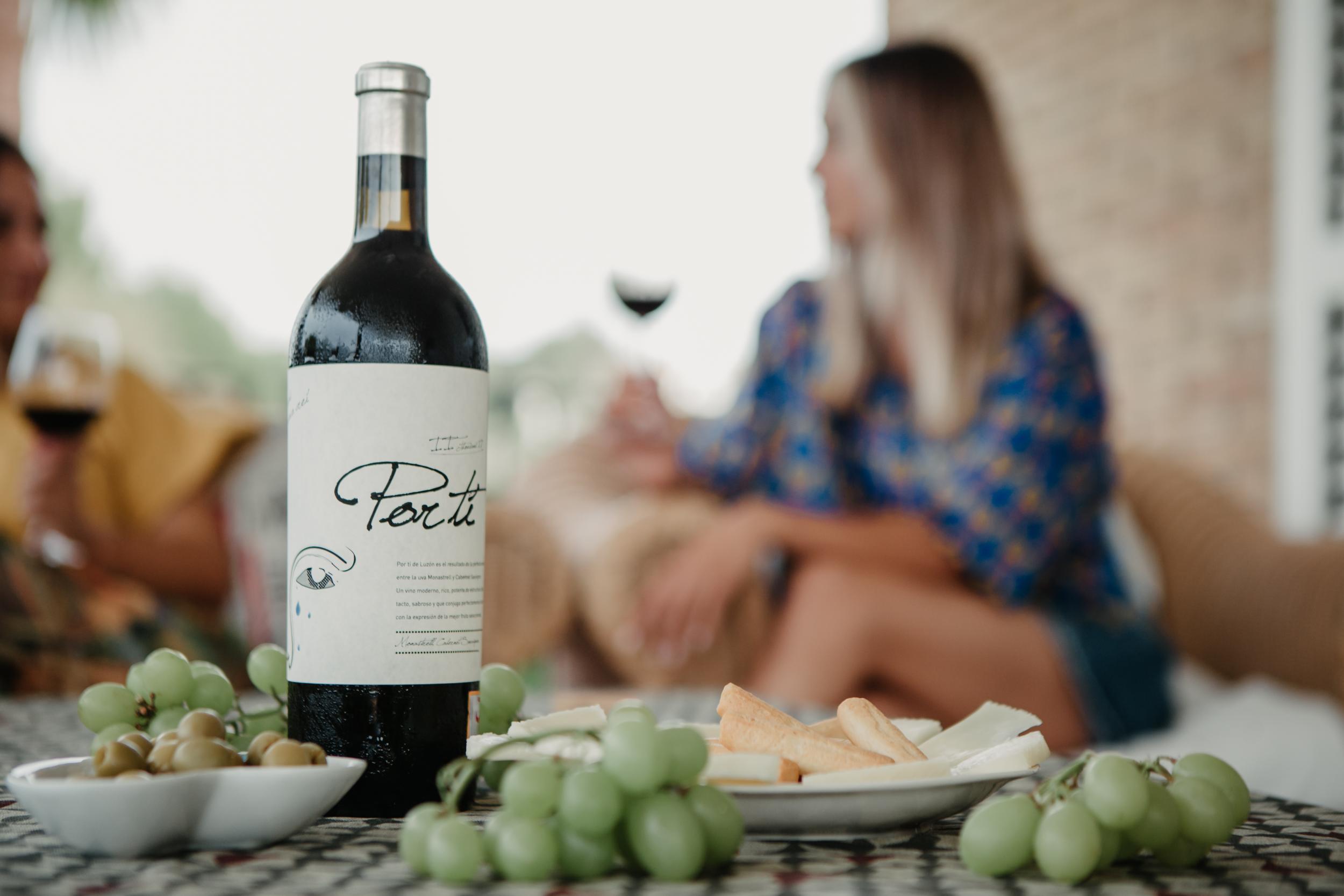 Bodegas Luzón lanza una edición limitada de su vino 'Por Tí' a favor de la Fundación Pequeño Deseo. Foto: Bodegas Luzón