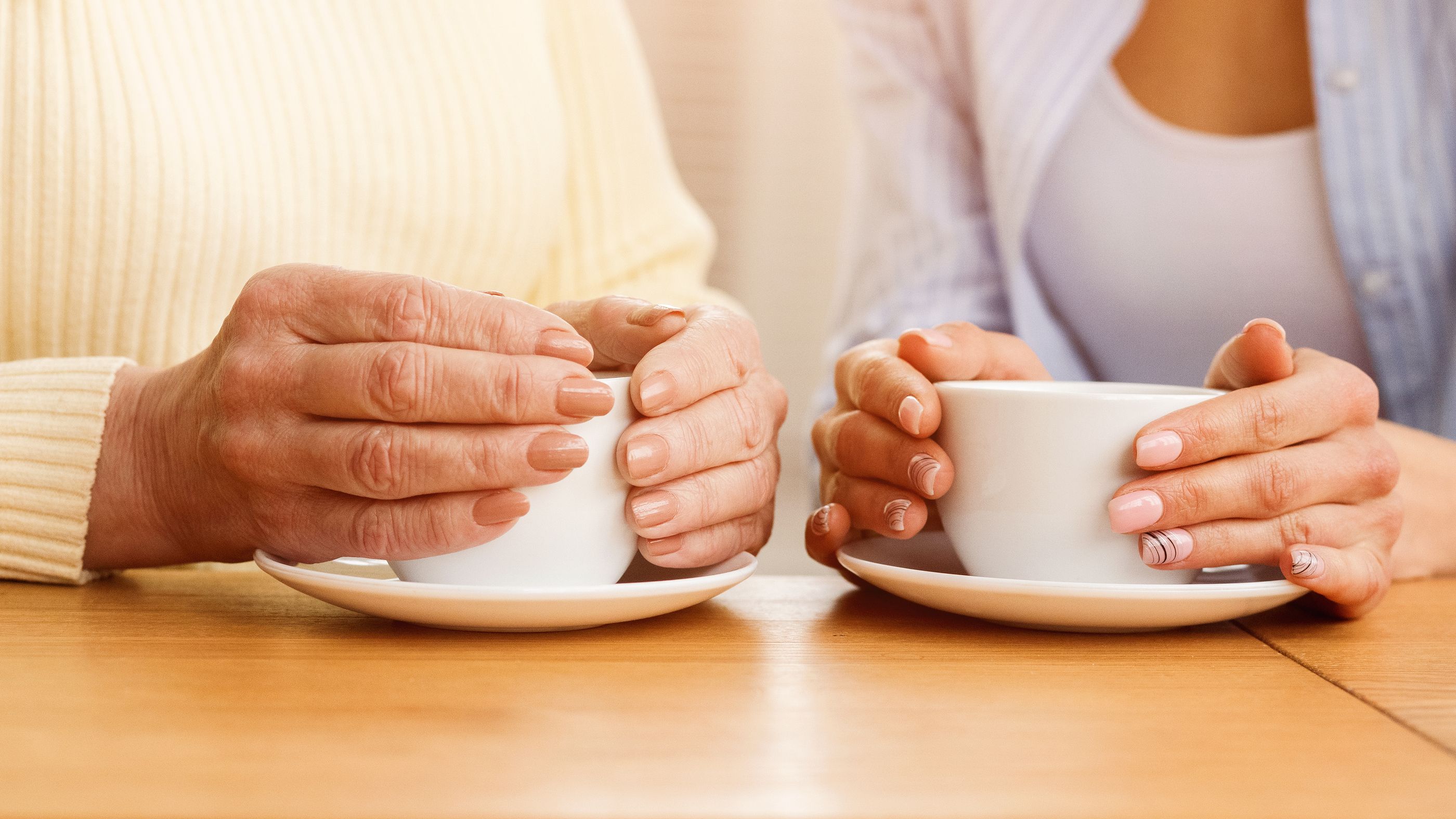El consumo habitual de café, asociado con un menor riesgo de caídas en personas mayores