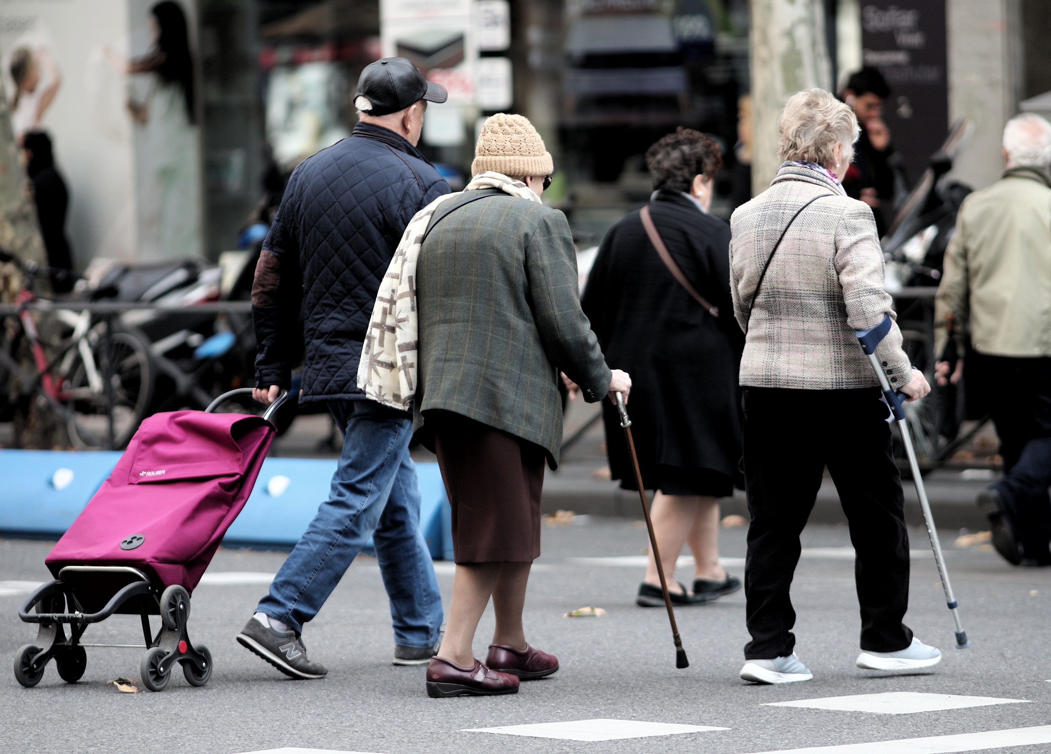 Los mayores, indignados con la nueva señal de tráfico de la DGT: "Parecemos un peligro"