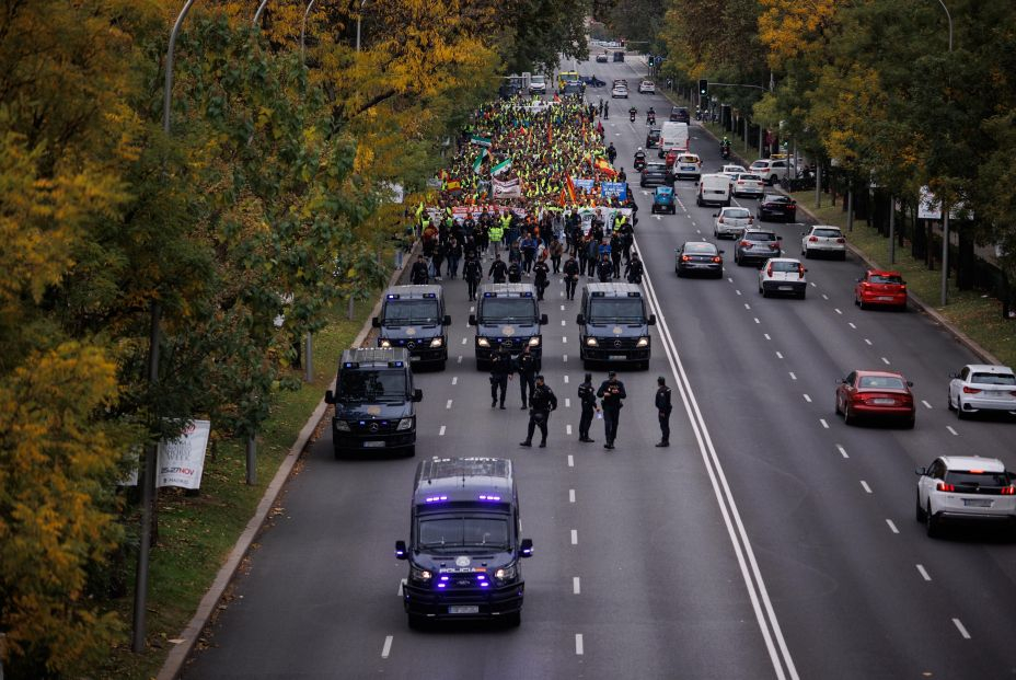 Varios furgones y agentes de Policía Nacional delante de la manifestación de transportistas, a 14 de noviembre de 2022, en Madrid