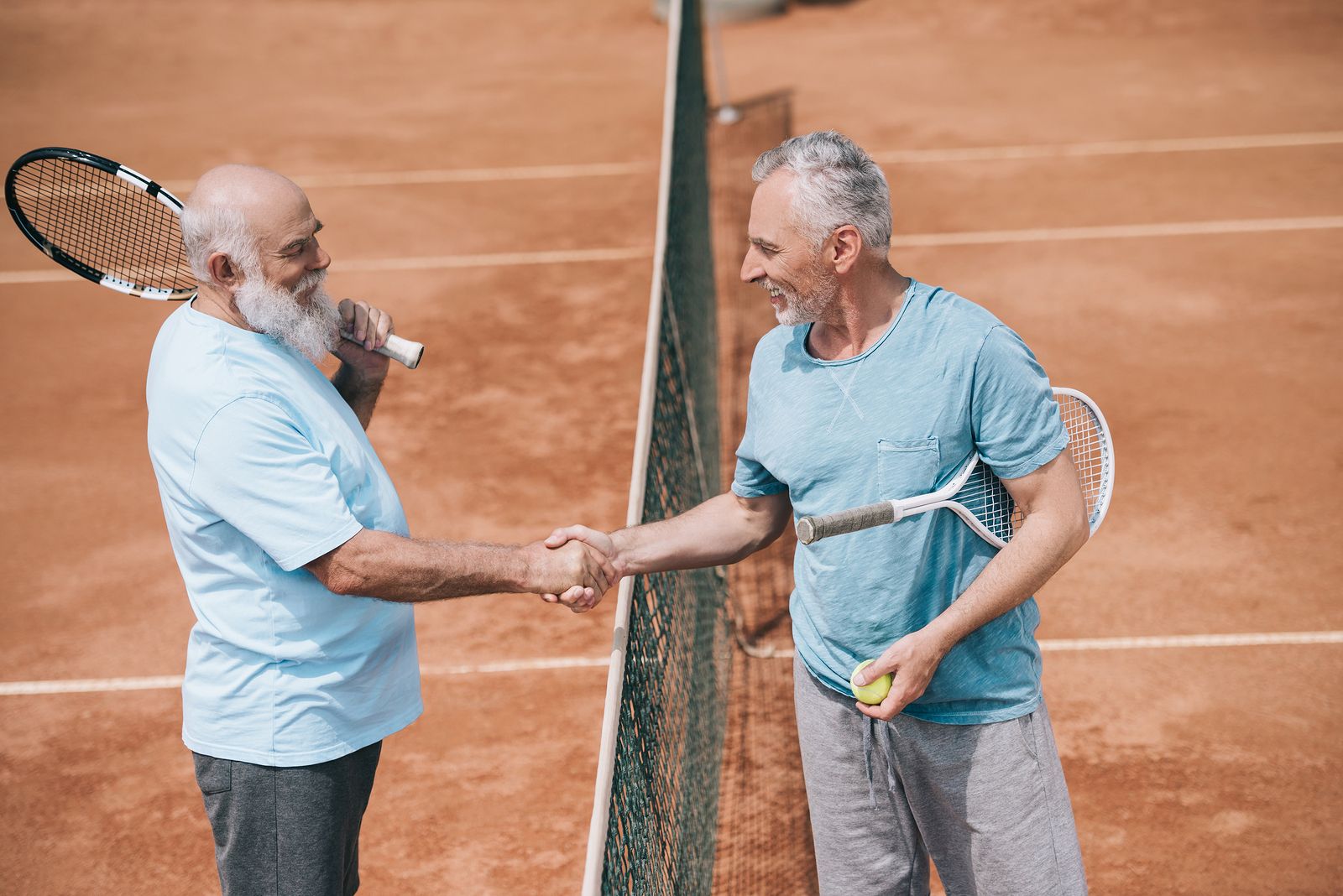 Beneficios de jugar al tenis con más de 60 años