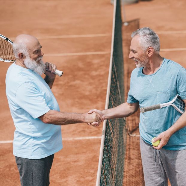 Beneficios de jugar al tenis con más de 60 años