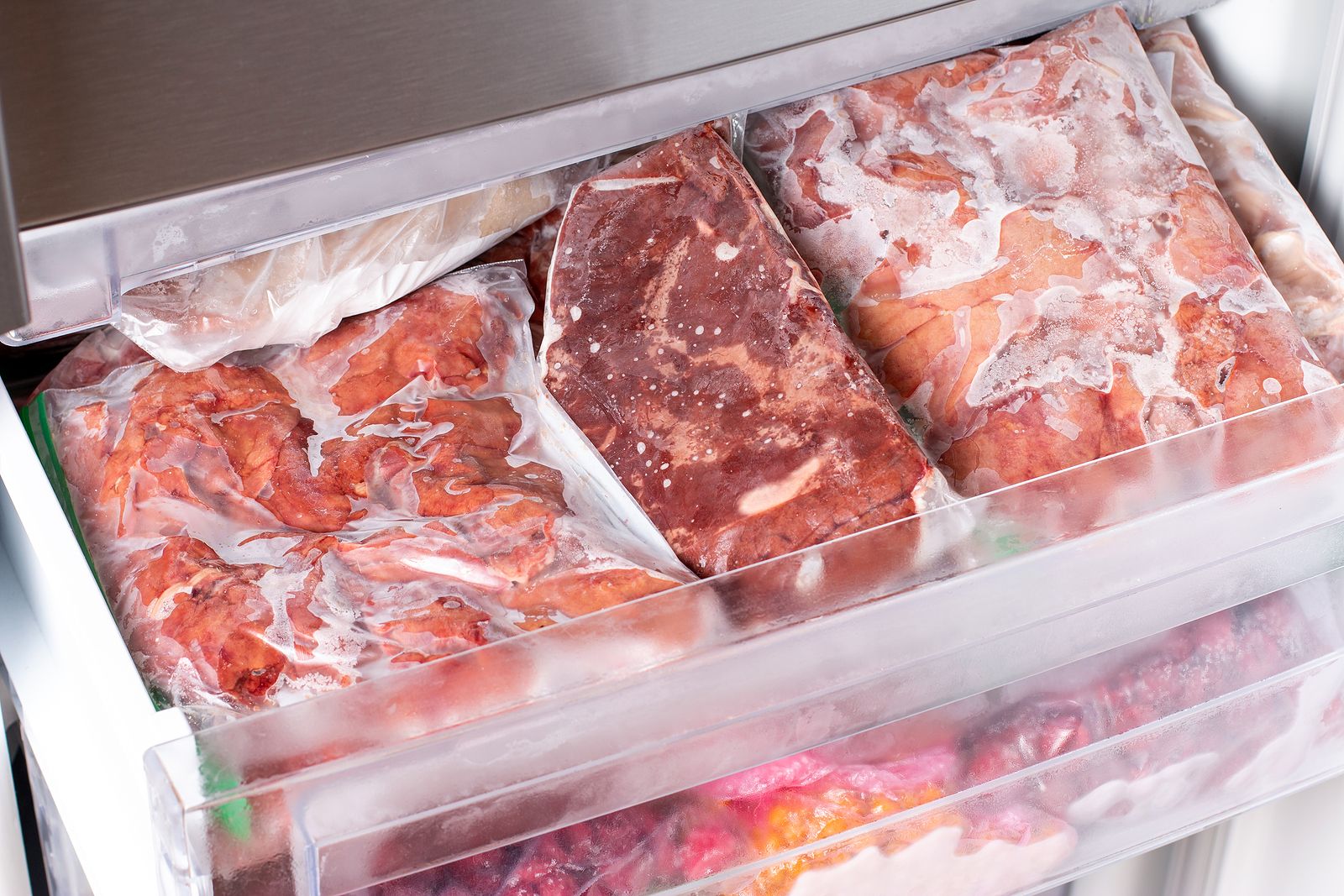 Por qué no debes descongelar carne en el microondas