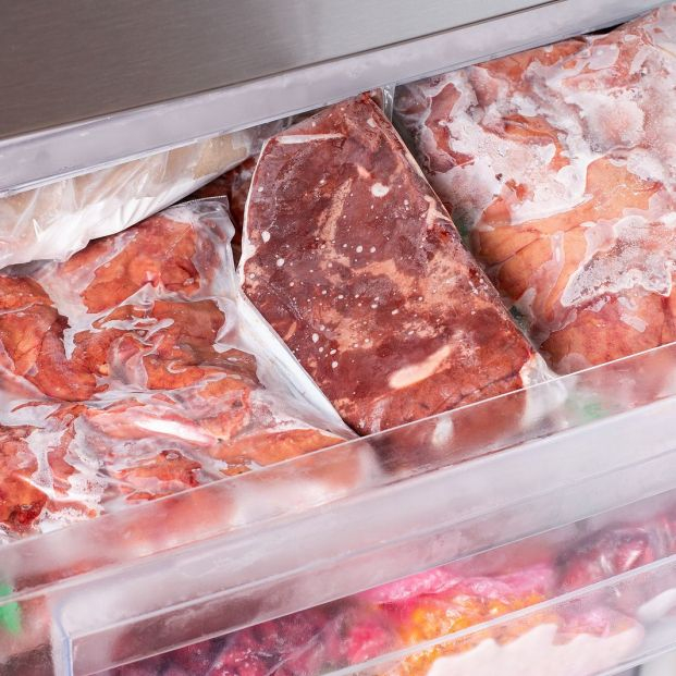 Por qué no debes descongelar carne en el microondas
