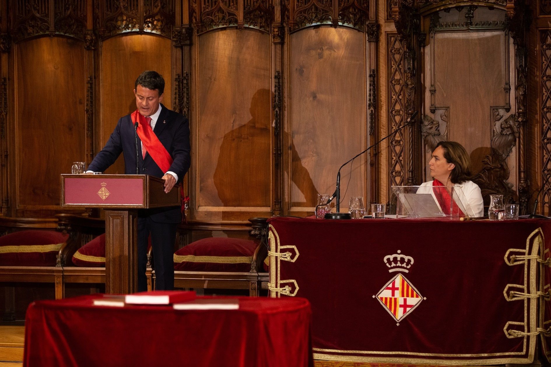 El concejal de BCN Canvi Cs Manuel Valls y la alcaldesa de Barcelona Ada Colau en el pleno de constitución del Ayuntamiento