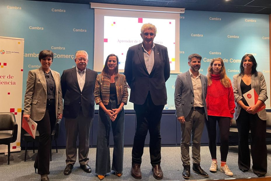 Un enriquecedor debate en el que se han puesto en valor las ventajas de las organizaciones intergeneracionales en las que sus miembros se nutren de conocimiento y se transmiten habilidades sociales esenciales como son el esfuerzo, el trabajo en equipo, la adaptabilidad y la creatividad. Los participantes han conversado sobre el valor de la "constancia", el "liderazgo", la "inteligencia emocional" y la "empatía" en el ámbito laboral, claves para que un proyecto funcione bien y valores que se transmiten de una generación a otra. "Para unos, lo más importante puede ser el trabajo en equipo y para otros la genialidad. Somos muy diversos. Soy un ferviente defensor de las diferencias", ha apuntado Romay. Así, el deportista ha puesto en valor la importancia de los equipos intergeneracionales que aprenden unos de los otros y viceversa. "Tenemos que aprender a trabajar con los jóvenes y saber que sus valores son distintos a los nuestros, lo mismo que lo eran los nuestros de los de nuestros padres", ha indicado. La ex participante del programa PICE, Paula Ramírez, ha destacado por su parte la importancia de la “inteligencia emocional” como un valor a promover en el entorno laboral. Natalia San Juan ha coincidido con Romay en el valor de las plantillas diversas. “Ahora mismo, en Meliá trabajamos con equipos multidisciplinares, multiculturales y multigeneracionales. Tenemos cuatro generaciones distintas con sus expectativas que hay que cumplir. Y sobre todo, valoramos en sénior y junior la curiosidad y capacidad de adaptarse a las nuevas necesidades”, ha apuntado. Un enriquecedor debate en el que se han puesto en valor las ventajas de las organizaciones intergeneracionales en las que sus miembros se nutren de conocimiento y se transmiten habilidades sociales esenciales como son el esfuerzo, el trabajo en equipo, la adaptabilidad y la creatividad. Los participantes han conversado sobre el valor de la "constancia", el "liderazgo", la "inteligencia emocional" y la "empatía" en el ámbito laboral, claves para que un proyecto funcione bien y valores que se transmiten de una generación a otra. "Para unos, lo más importante puede ser el trabajo en equipo y para otros la genialidad. Somos muy diversos. Soy un ferviente defensor de las diferencias", ha apuntado Romay. Así, el deportista ha puesto en valor la importancia de los equipos intergeneracionales que aprenden unos de los otros y viceversa. "Tenemos que aprender a trabajar con los jóvenes y saber que sus valores son distintos a los nuestros, lo mismo que lo eran los nuestros de los de nuestros padres", ha indicado. La ex participante del programa PICE, Paula Ramírez, ha destacado por su parte la importancia de la “inteligencia emocional” como un valor a promover en el entorno laboral. Natalia San Juan ha coincidido con Romay en el valor de las plantillas diversas. “Ahora mismo, en Meliá trabajamos con equipos multidisciplinares, multiculturales y multigeneracionales. Tenemos cuatro generaciones distintas con sus expectativas que hay que cumplir. Y sobre todo, valoramos en sénior y junior la curiosidad y capacidad de adaptarse a las nuevas necesidades”, ha apuntado.