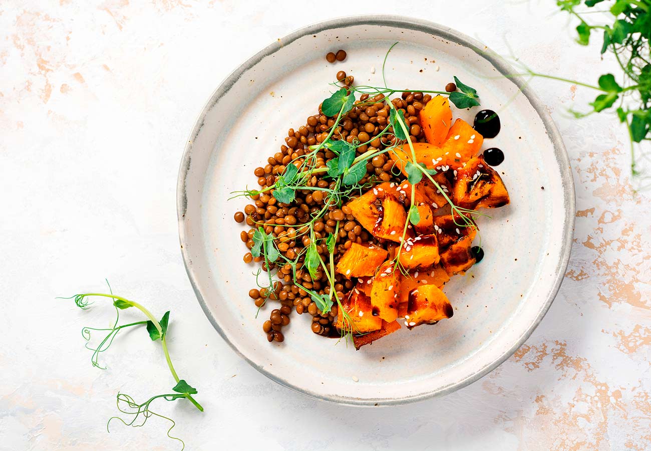 Ensalada de lentejas con calabaza asada. Foto: Bigstock