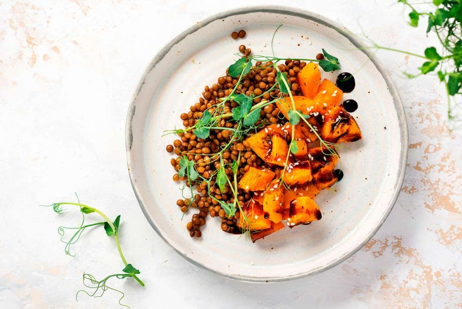 Ensalada de lentejas con calabaza asada. Foto: Bigstock