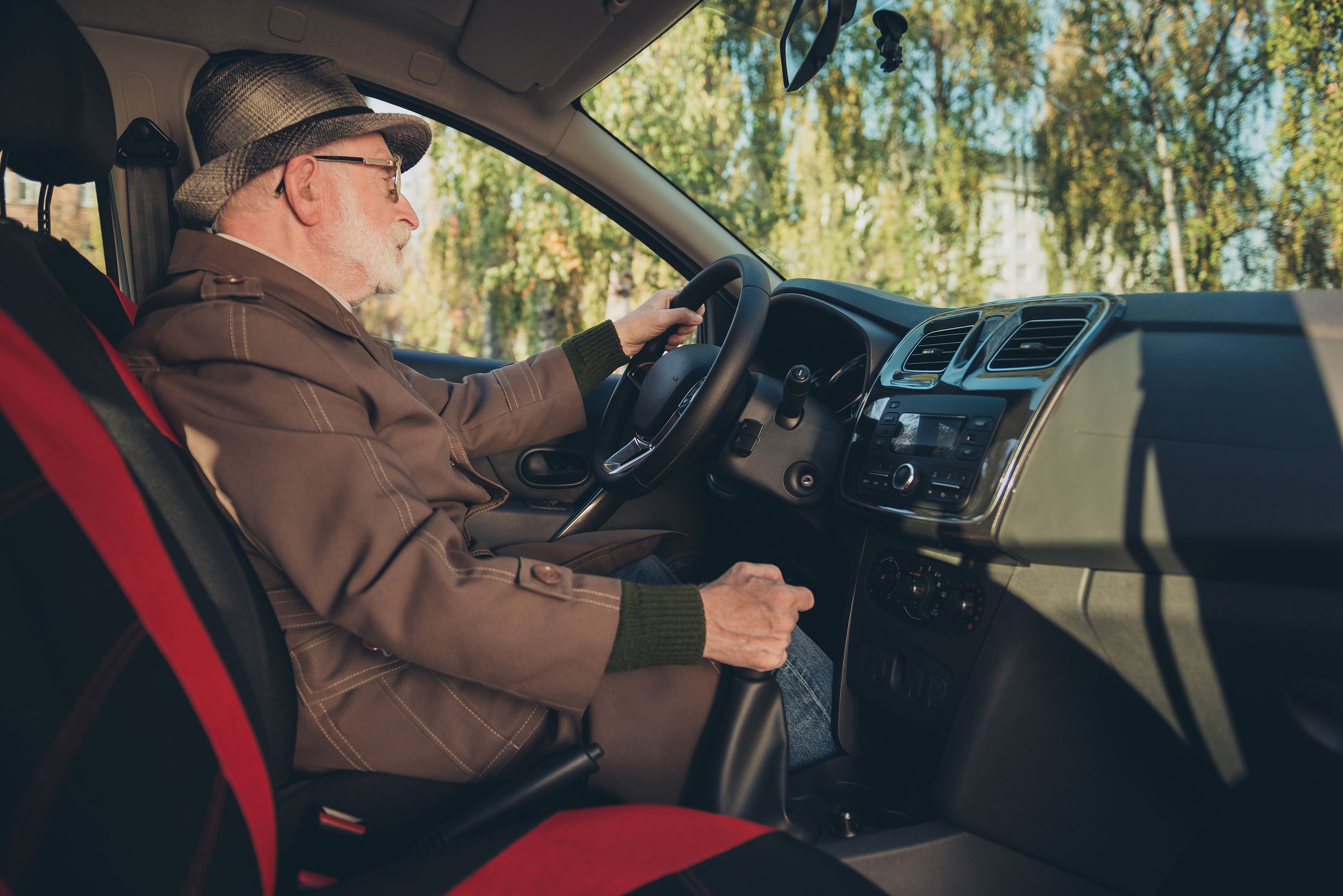 El aviso de la DGT a los conductores que lleven abrigo al volante bigstock Photo Of Pensioner Grandfather 392333738