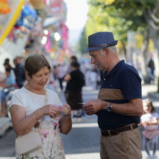 europapress pareja mayor pasea en la calle