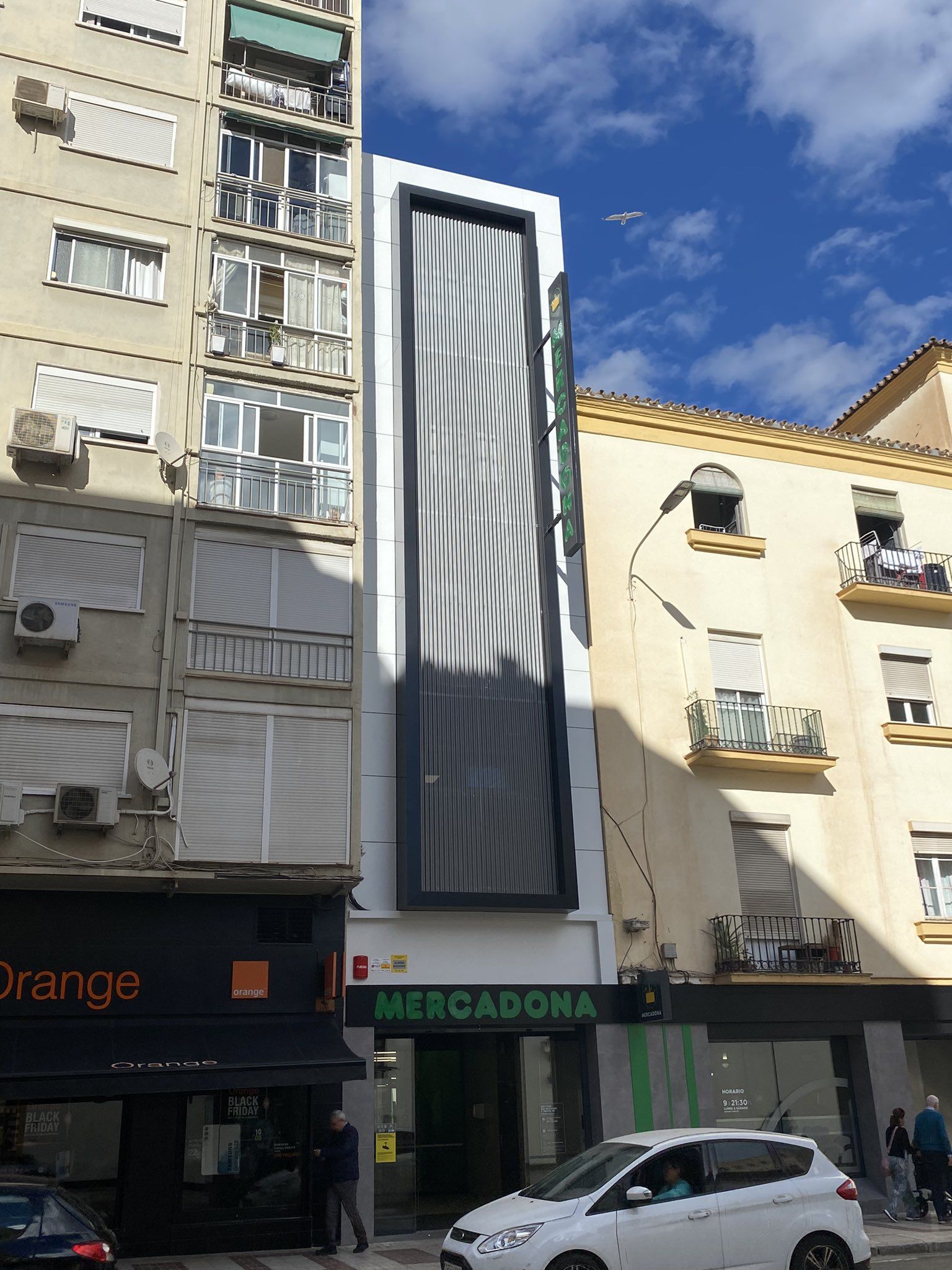 La peculiar fachada de un Mercadona en Málaga se hace viral: "¿Esto es real?". Foto: Twitter