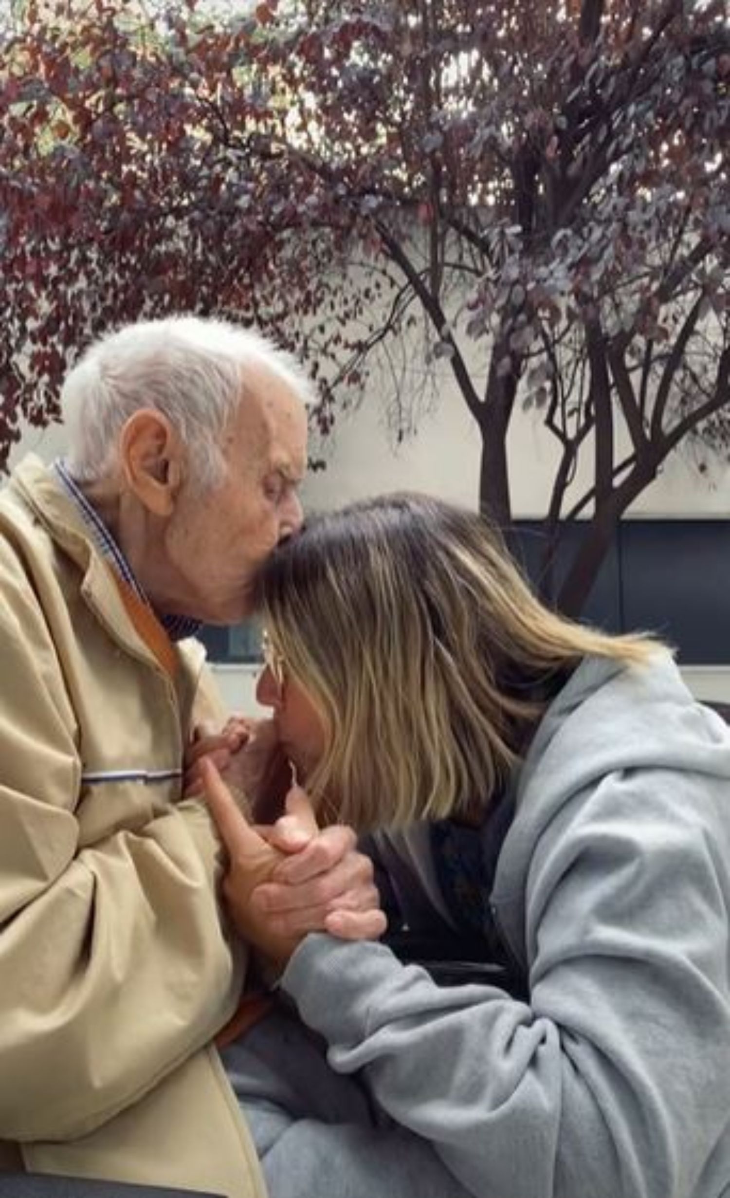 VÍDEO: Una joven se hace viral mostrando la relación que tiene con su abuelo con alzhéimer. Foto: TikTok