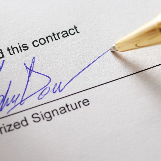 bigstock Signing a contract Shallow de 14766974 bigstock Signing a contract Shallow de 14766974