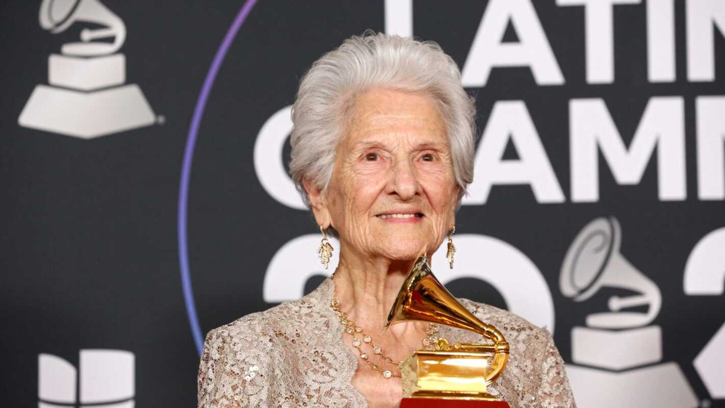 Ángela Álvarez, la mujer de 95 años que ha ganado el Grammy Latino a mejor artista revelación