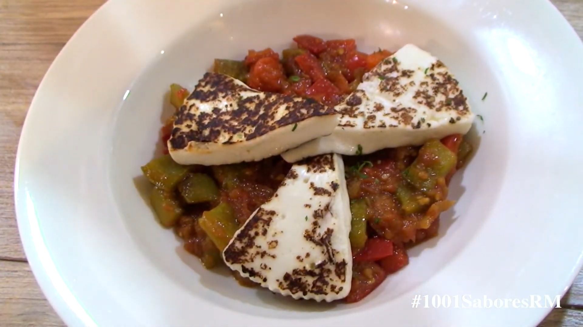 Video receta de queso con tomate, una delicia del tapeo murciano, ahora más ligera