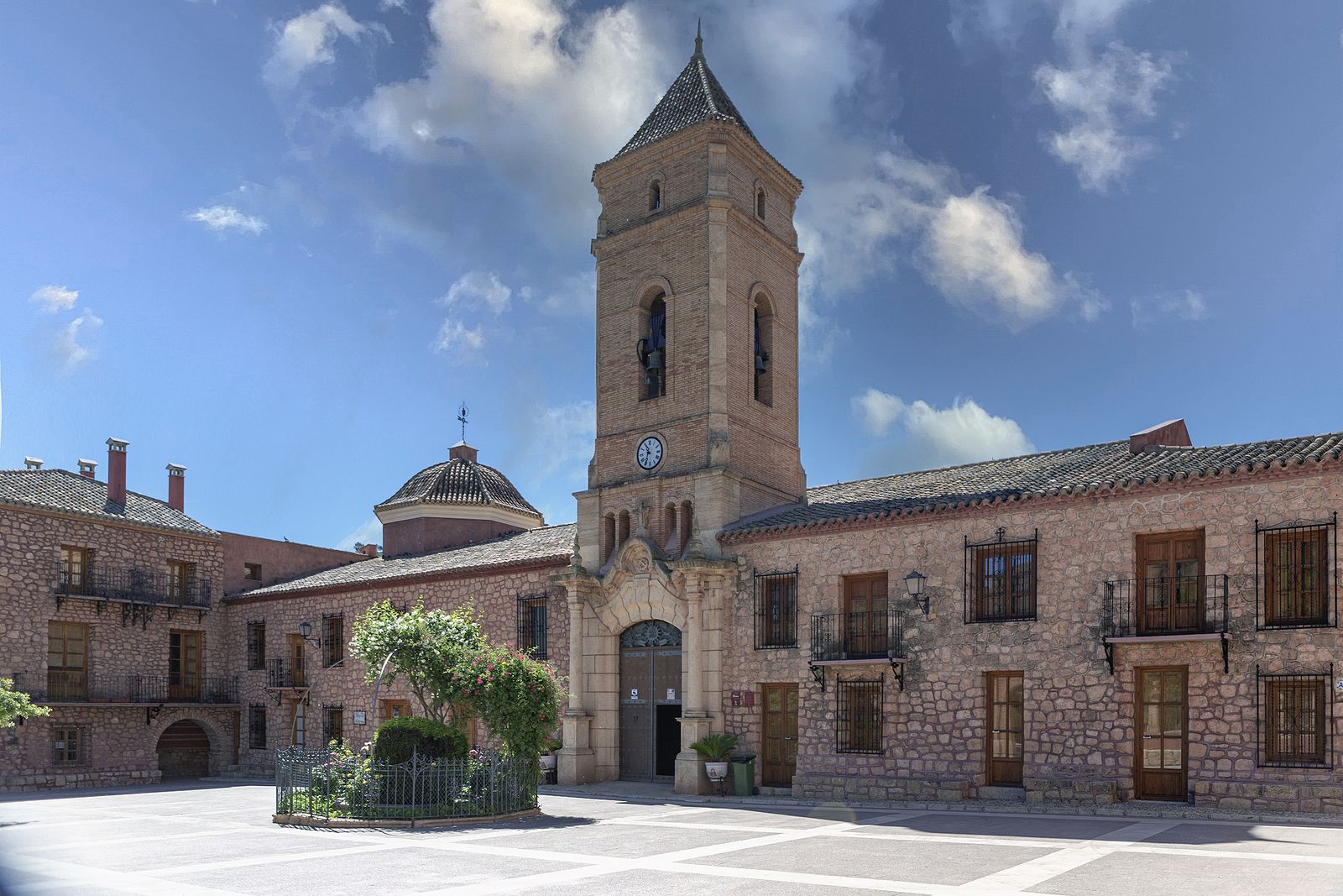 Ruta: arquitectura religiosa mudéjar y gastronomía de Cehegín, Totana y Alguazas. (Iglesia de Santa Eulalia en Totana - bigstock)