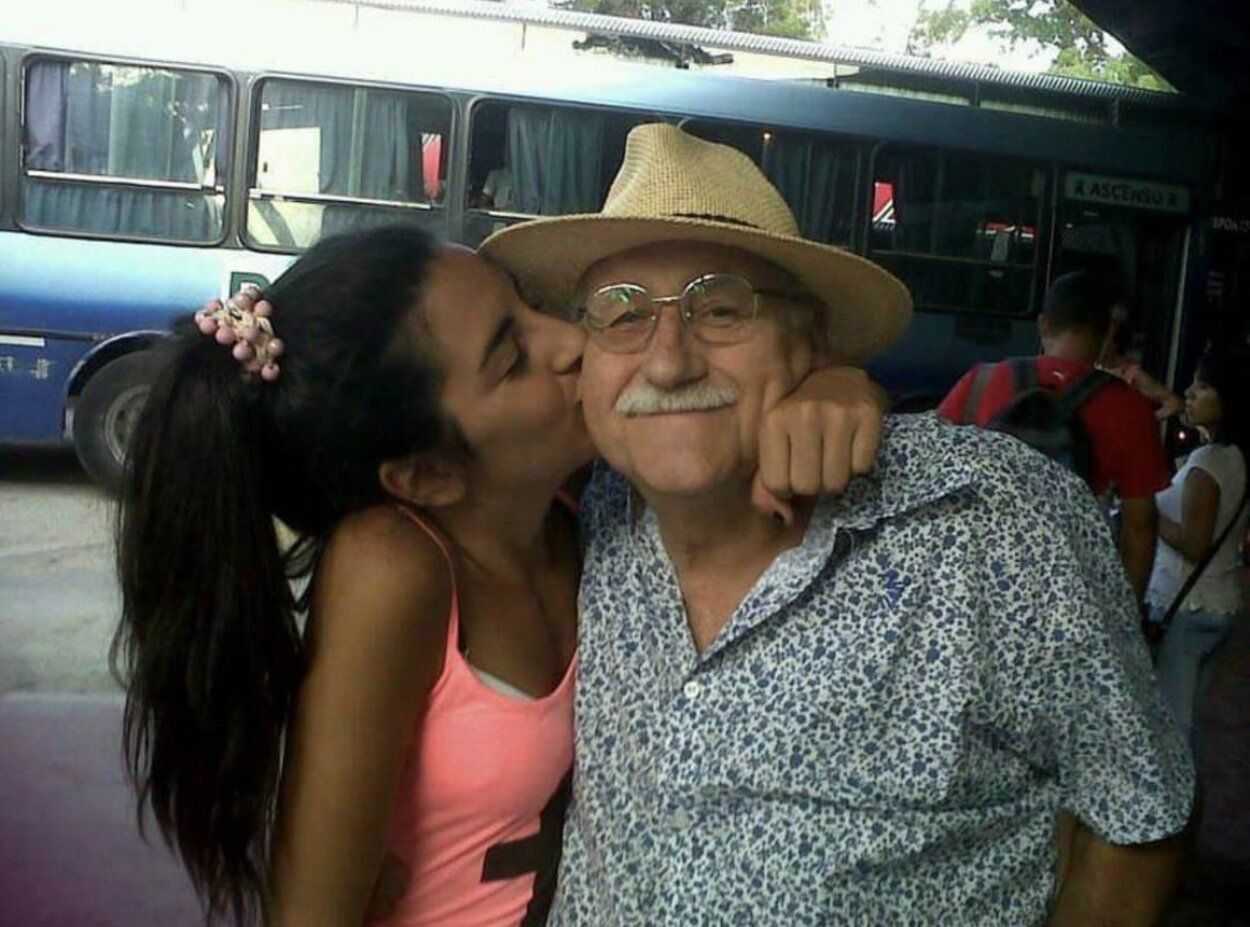 Aprueba su tesis doctoral y su abuelo la felicita desde el más allá: "Feliz fin de una etapa"