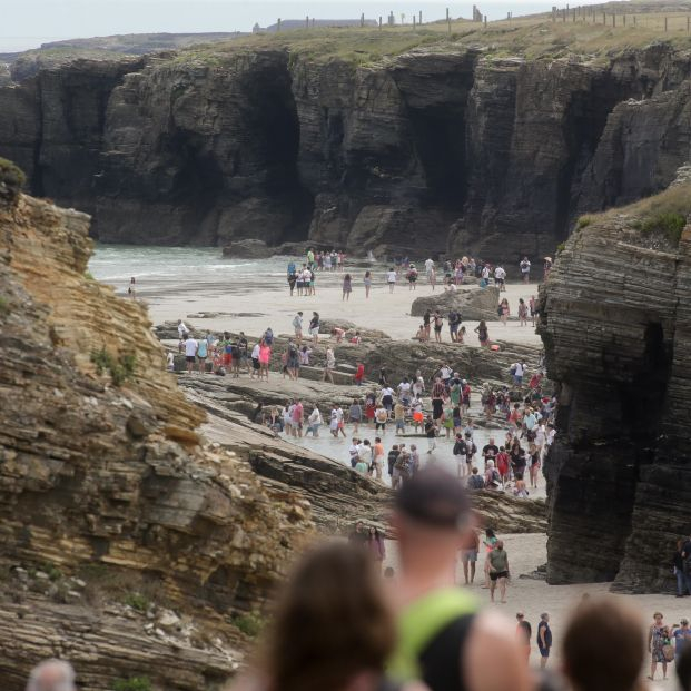 EuropaPress 4599375 varias personas completan hoy aforo permitido xunta galicia playa