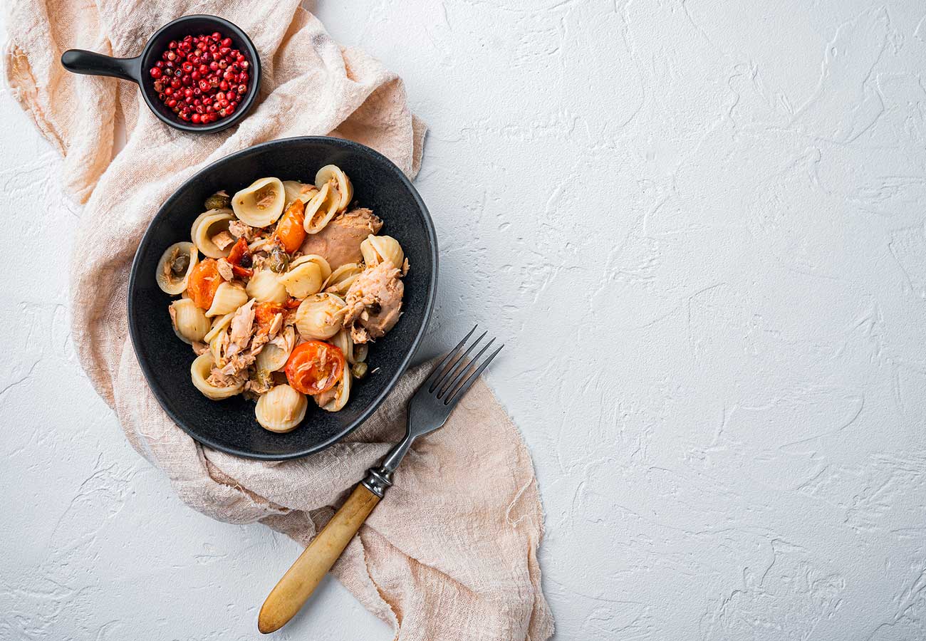 Pasta con atún tomates y alcaparras