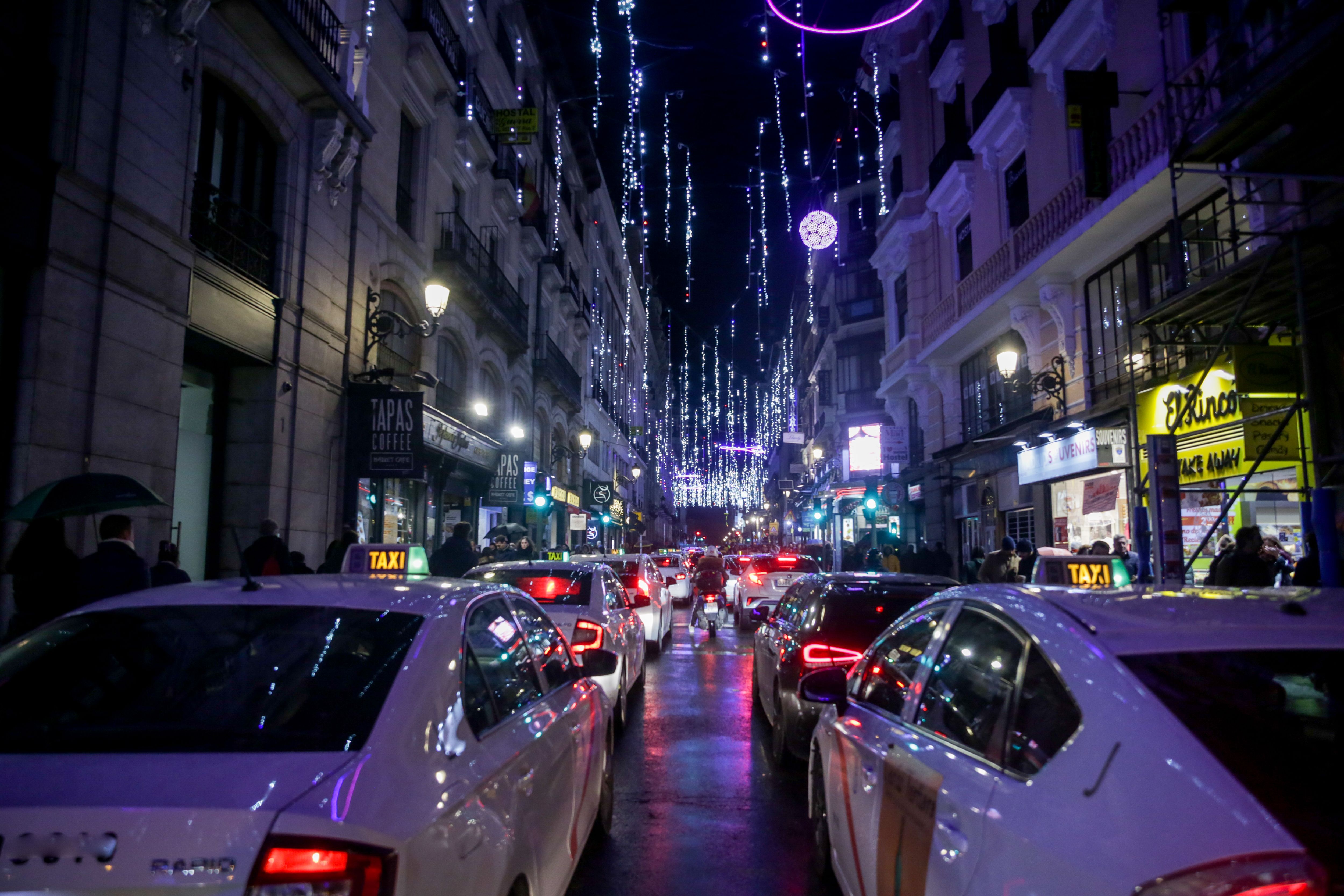 Taxis solidarios para que los mayores de Madrid disfruten de las luces de Navidad