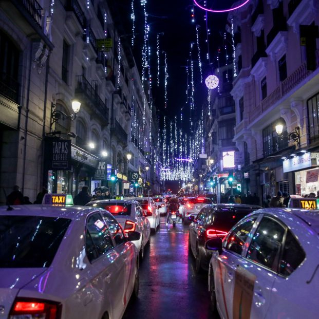 Taxis solidarios para que los mayores de Madrid disfruten de las luces de Navidad