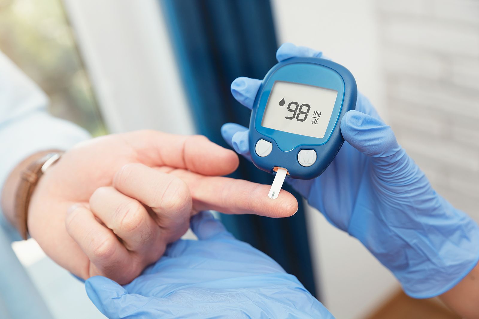 Encuentran una nueva forma de medir la glucosa bigstock Doctor Making Blood Sugar Test 431857229