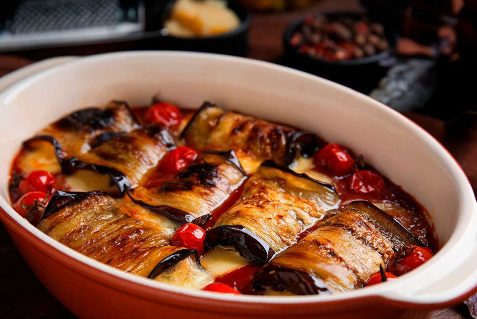 Receta de rollitos de berenjena rellenos de queso con tomatitos cherry. Foto: Bigstock