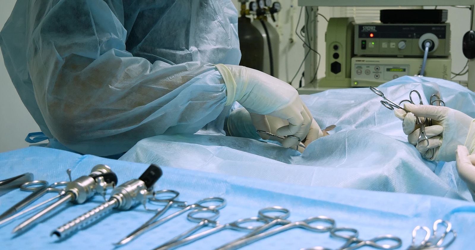 Un cirujano roba los dos riñones de una paciente mientras le extirpaba el útero y se da a la fuga