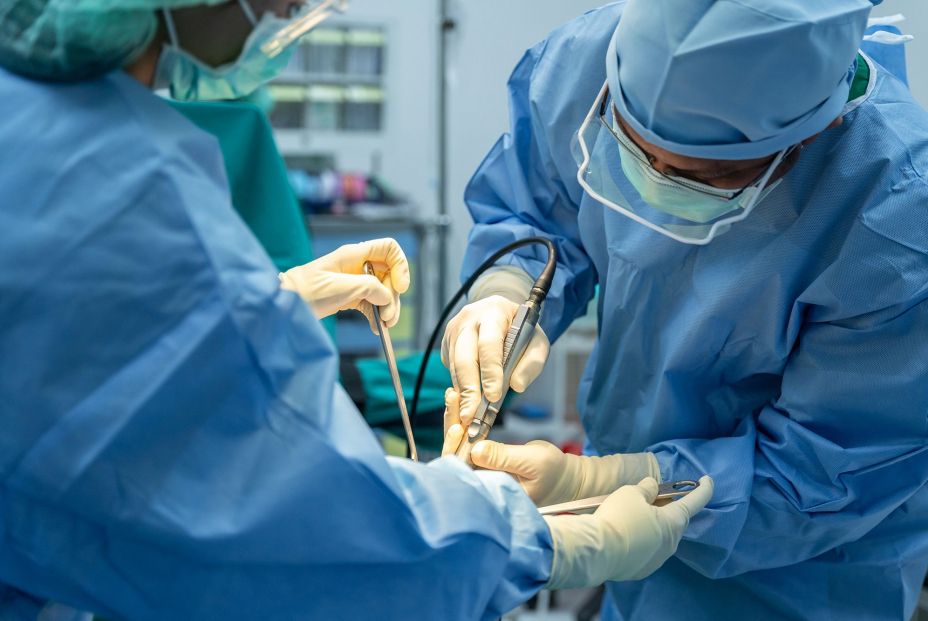 Un cirujano roba los dos riñones de una paciente mientras le extirpaba el útero y se da a la fuga