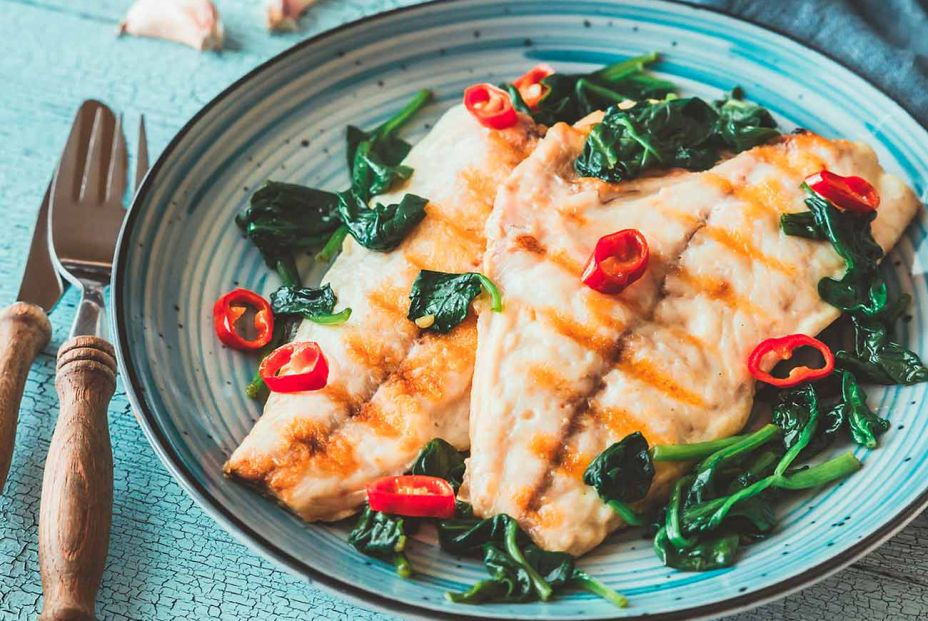 Receta de dorada a la plancha con guarnición de verduras. Foto: Bigstock