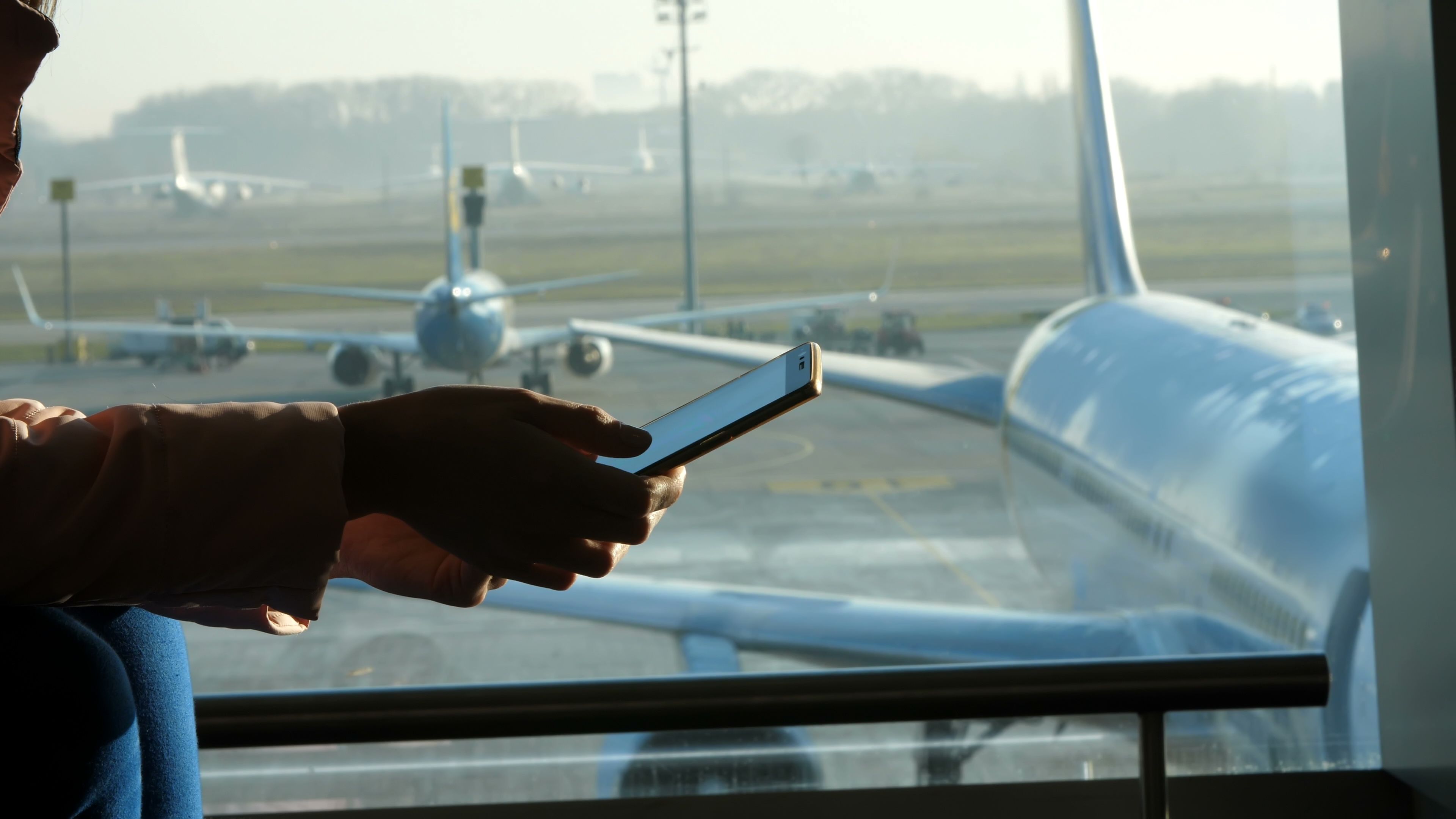 Adiós al modo avión: la UE permitirá acceder a redes 5G durante los vuelos. Foto: Bigstock