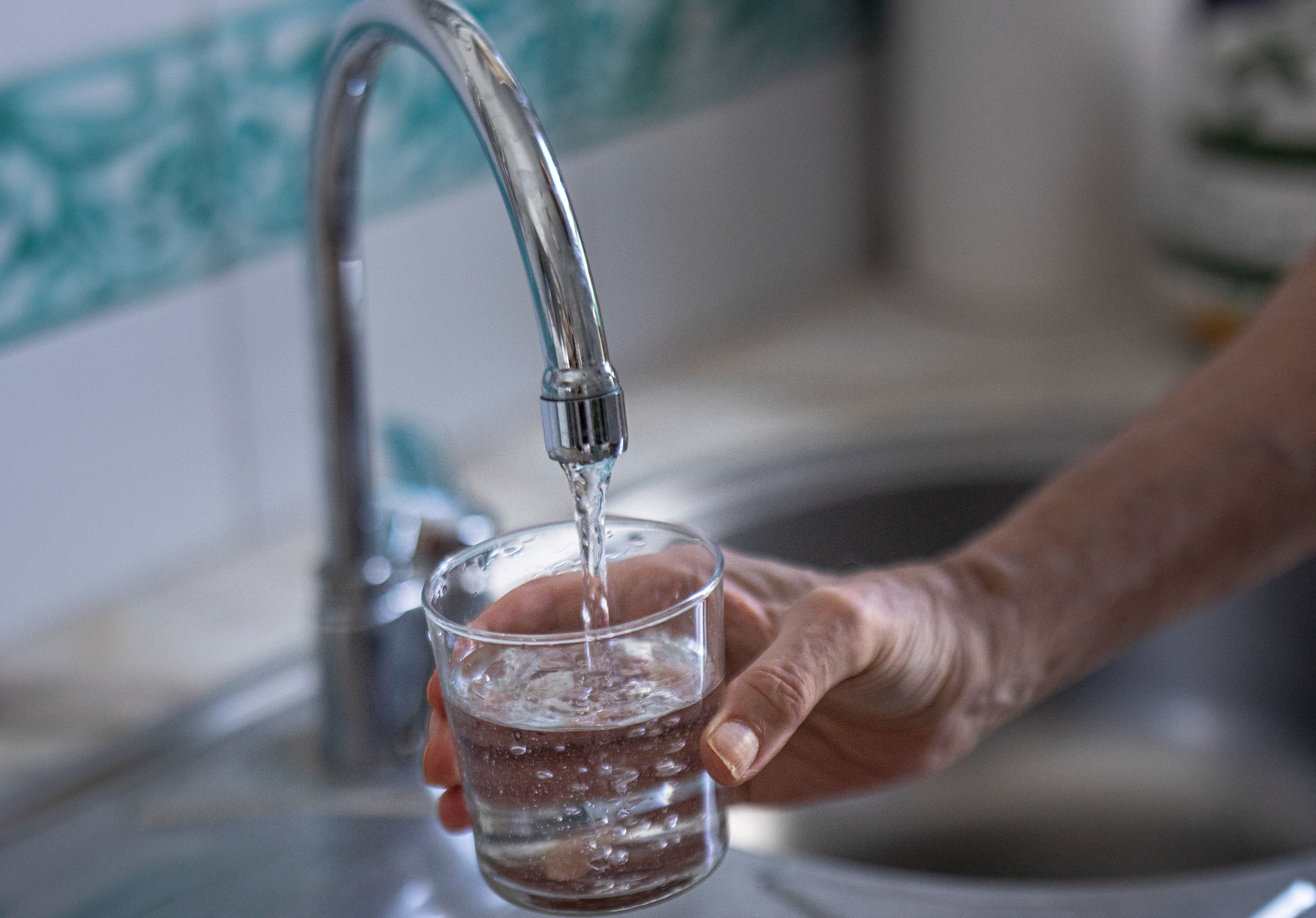 Ya no se recomienda beber 2 litros de agua al día y este es el motivo