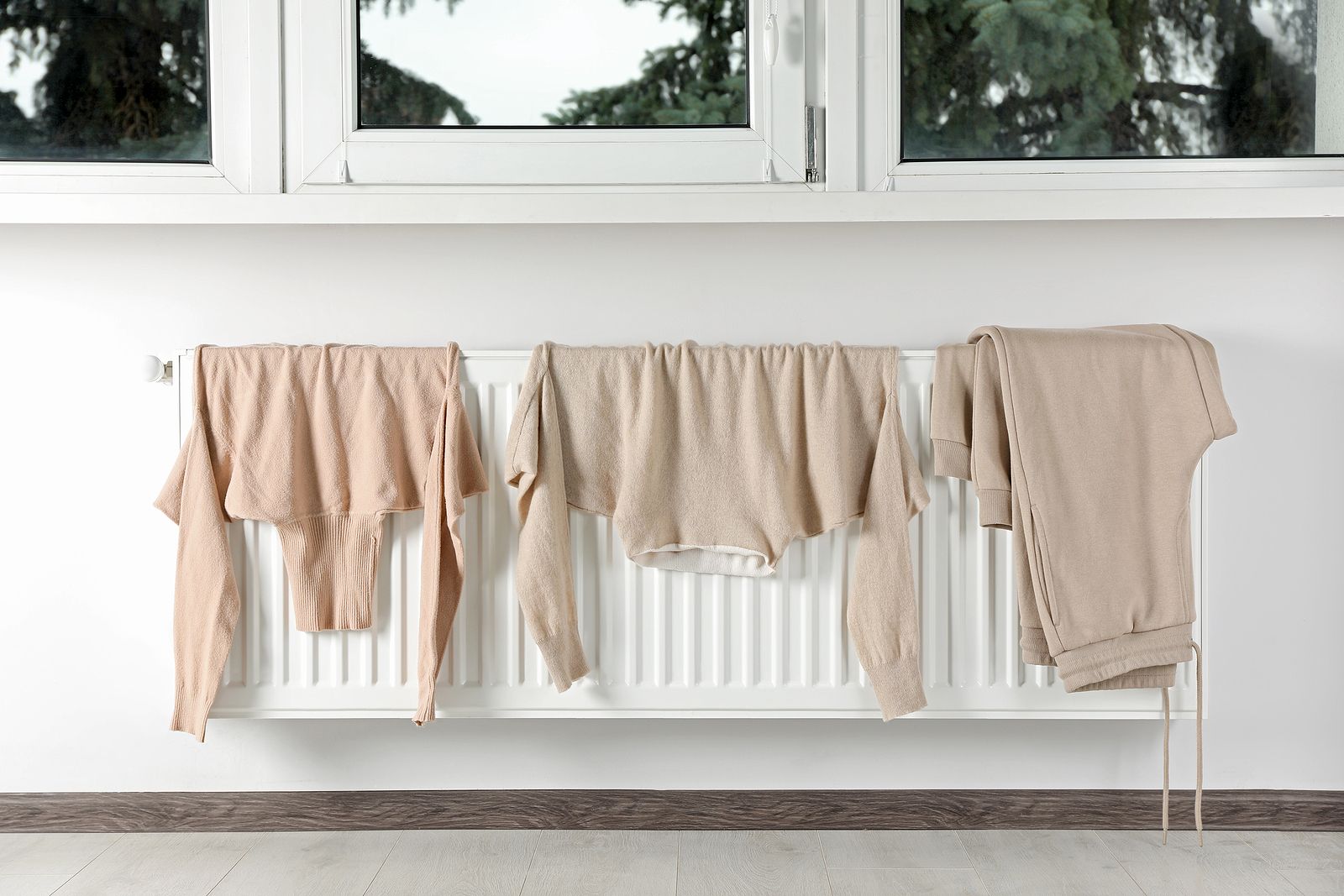 La razón por la que no debes secar la ropa sobre un radiador