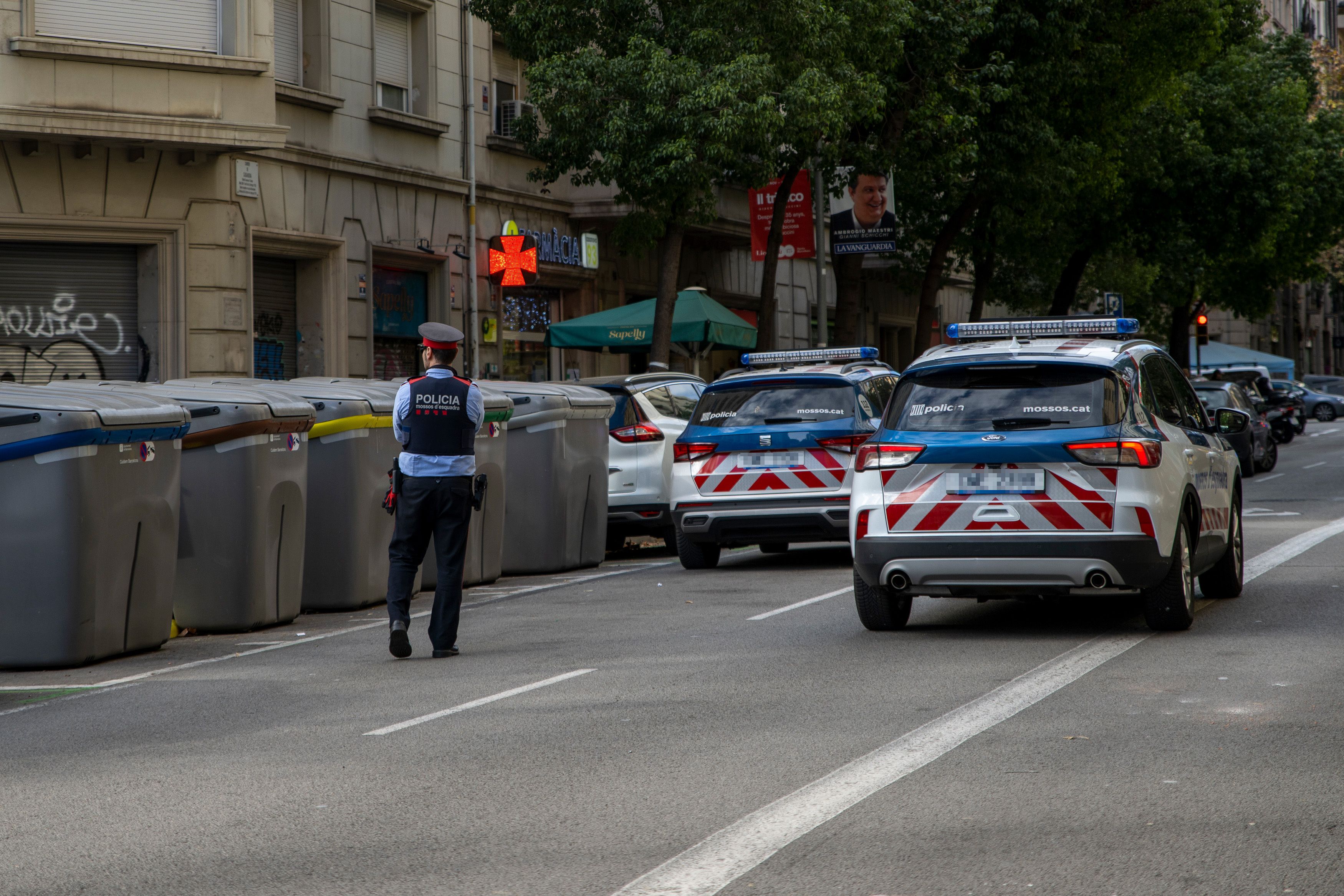 Encuentran un cadáver en una maleta dentro de un contenedor en pleno centro de Barcelona