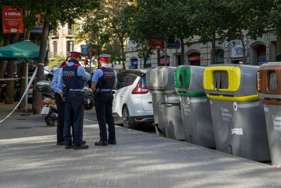 Encuentran un cadáver en una maleta dentro de un contenedor en pleno centro de Barcelona
