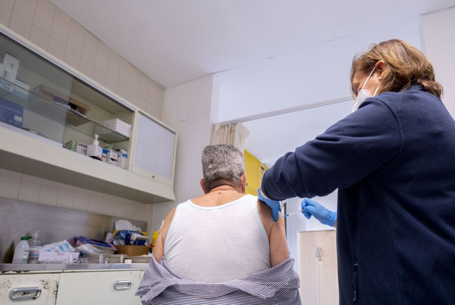 Alertan de que los mayores están poco inmunizados de la gripe: "Es importante que se vacunen"