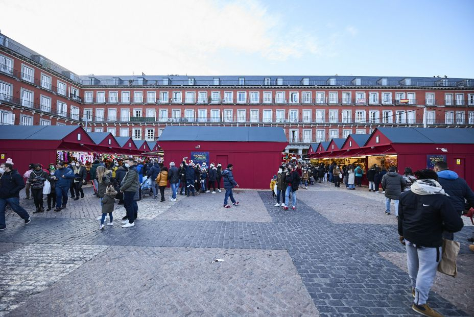 EuropaPress 4128987 grupo personas asiste mercadillo navideno instalado madrilena plaza mayor